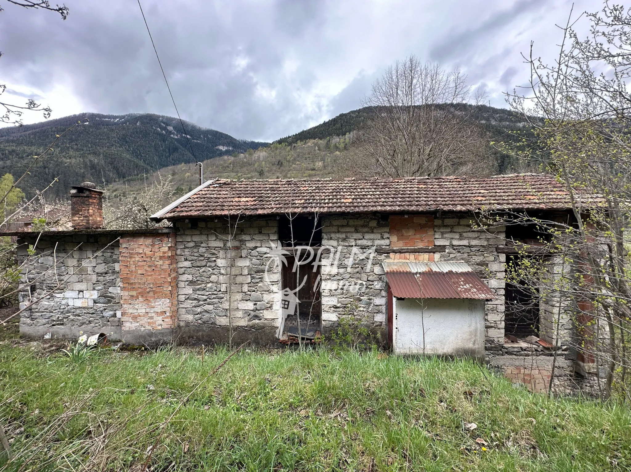 Maison en pierre à rénover avec potentiel d'agrandissement à Saint-Étienne-de-Tinée 