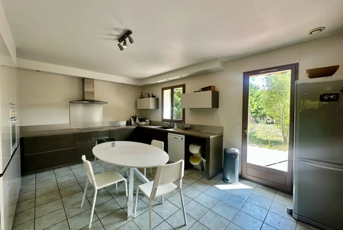 Villa de plain-pied 157 m² à Cairanne avec jardin 