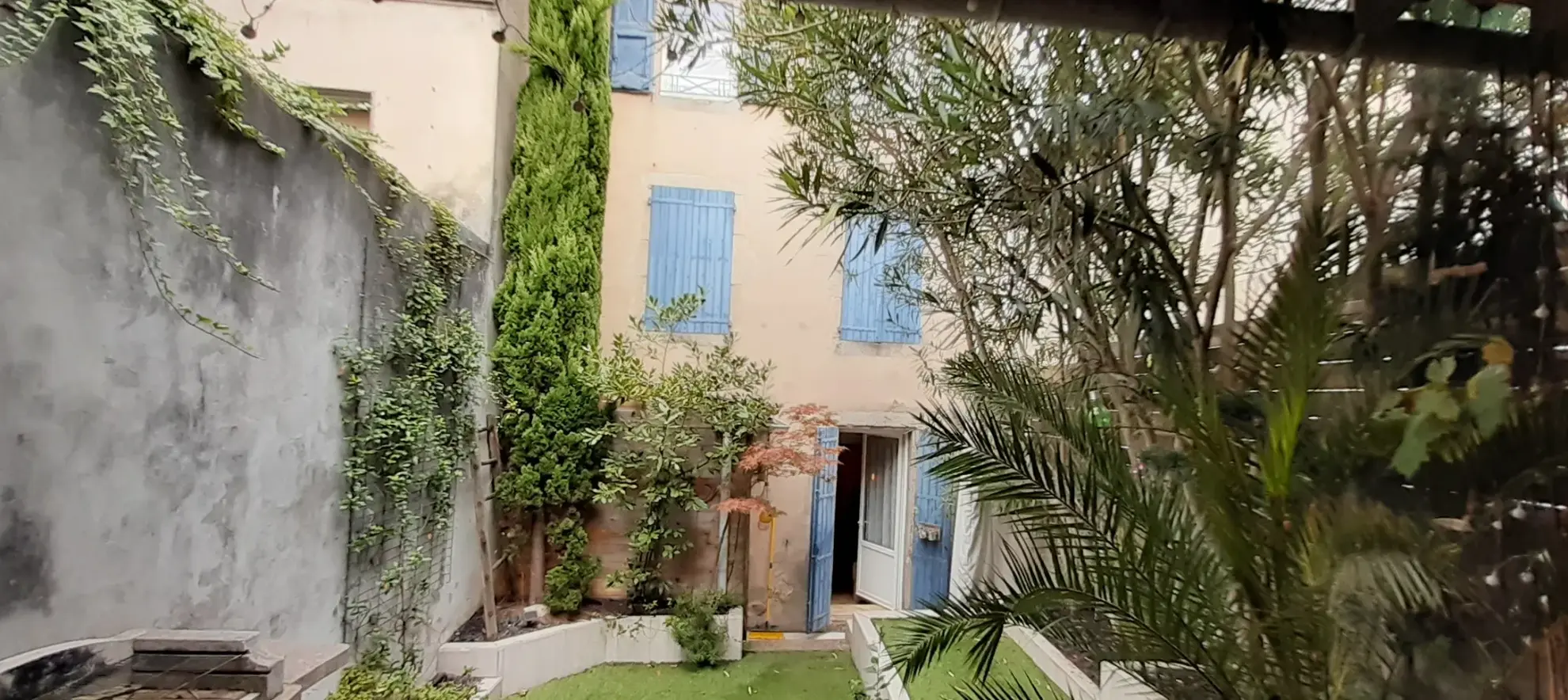 Maison rénovée au centre de Mazamet avec jardin et dépendance 