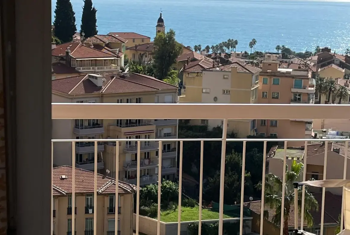 A vendre : Beau studio à Menton avec terrasse et vue mer 