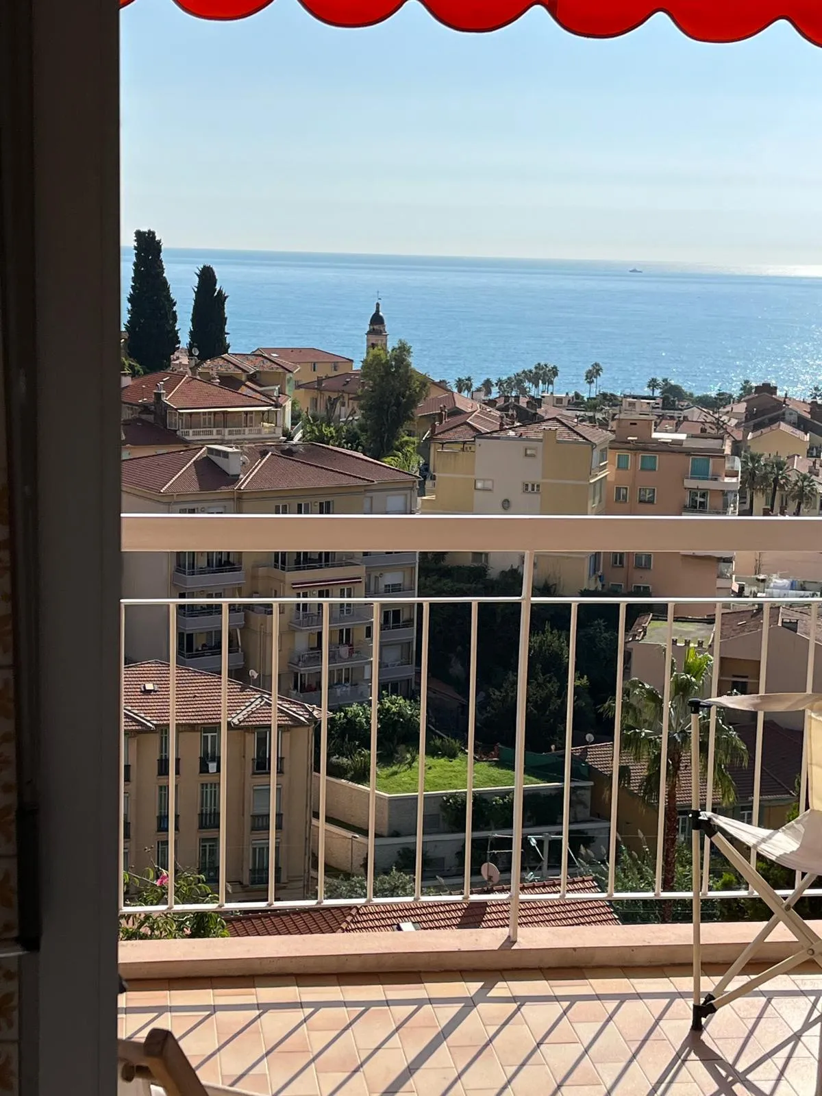 A vendre : Beau studio à Menton avec terrasse et vue mer 