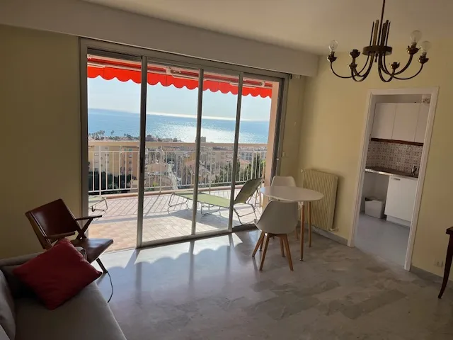 A vendre : Beau studio à Menton avec terrasse et vue mer 