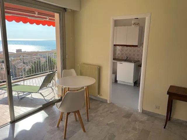 A vendre : Beau studio à Menton avec terrasse et vue mer 