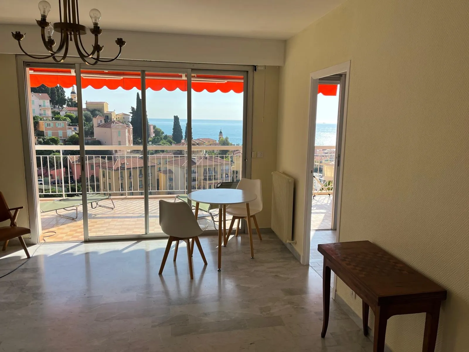 A vendre : Beau studio à Menton avec terrasse et vue mer 