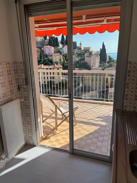 A vendre : Beau studio à Menton avec terrasse et vue mer 