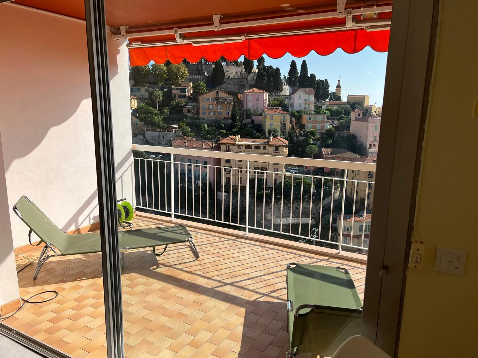 A vendre : Beau studio à Menton avec terrasse et vue mer 