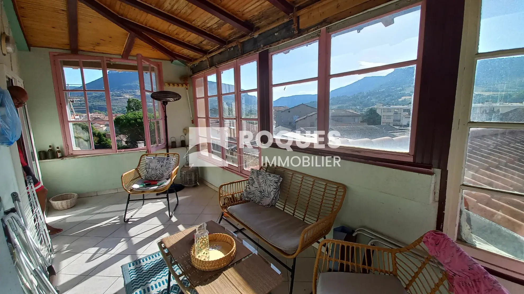 Spacieux Appartement Familial à Millau avec Terrasse et Salle Vidéo 