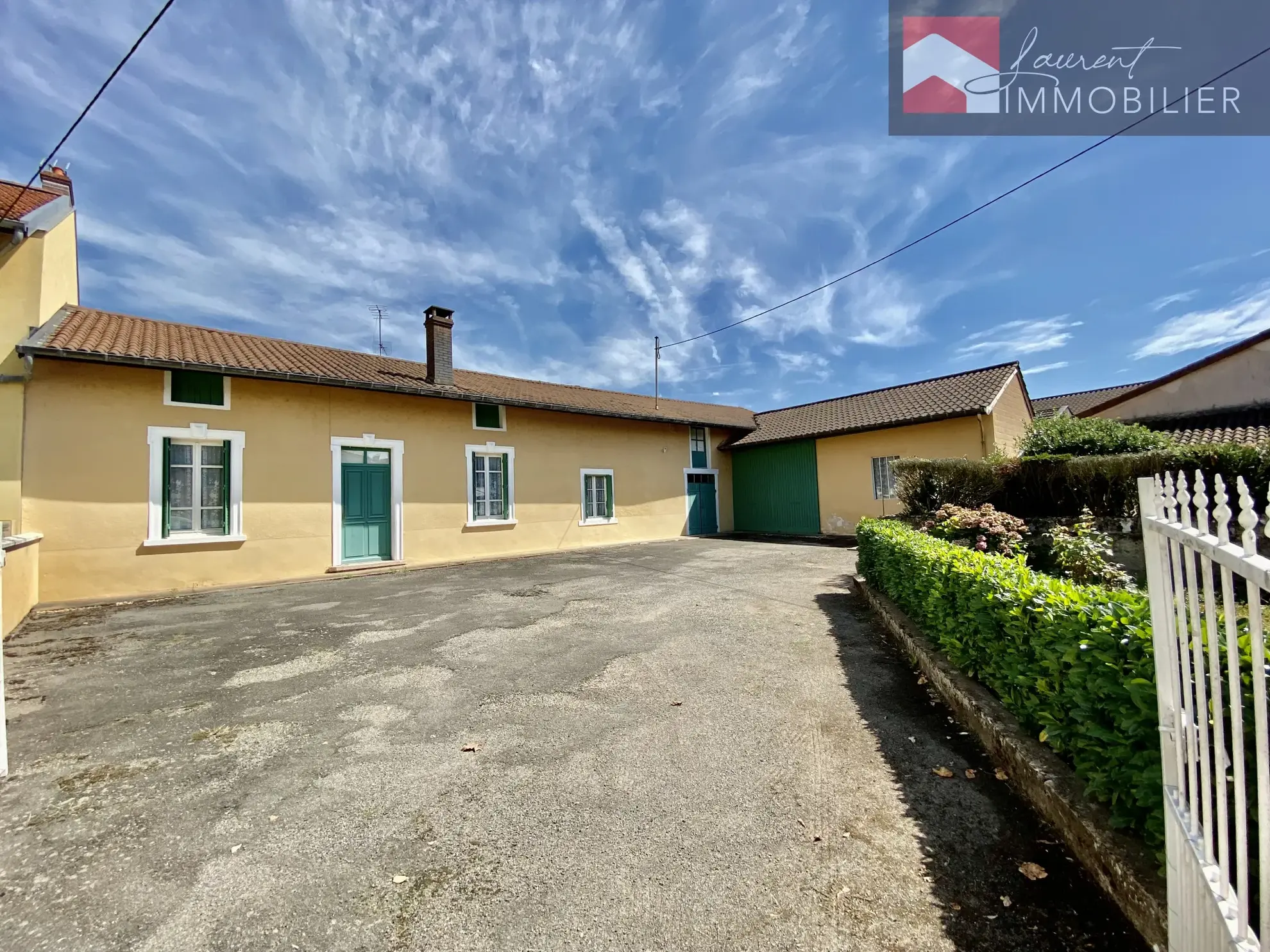 Grande maison à vendre à Sermoyer avec jardin arboré 