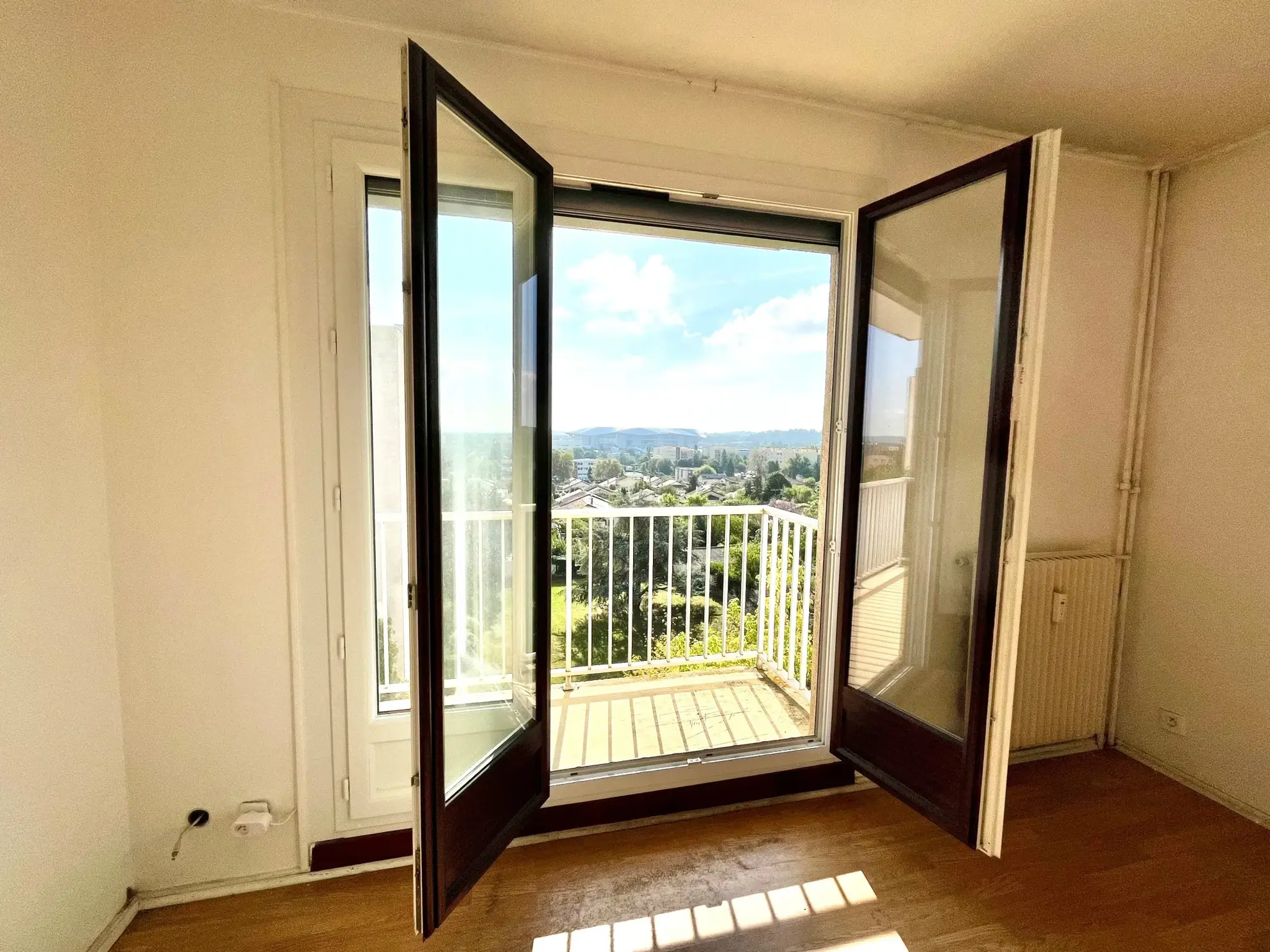 Appartement T2 lumineux avec balcon et parking à Décines-Charpieu 