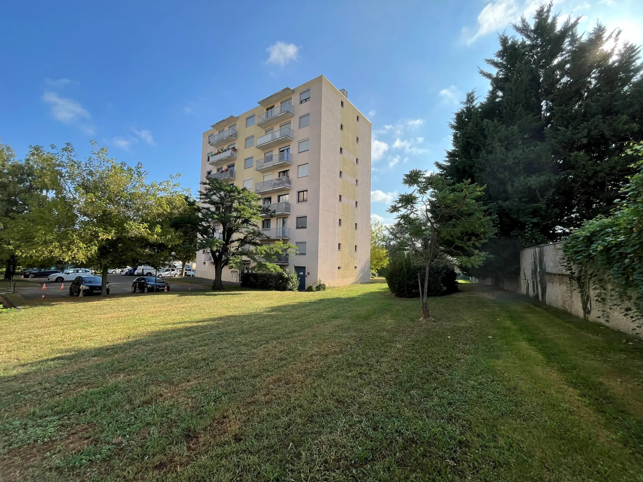 Appartement T2 lumineux avec balcon et parking à Décines-Charpieu 