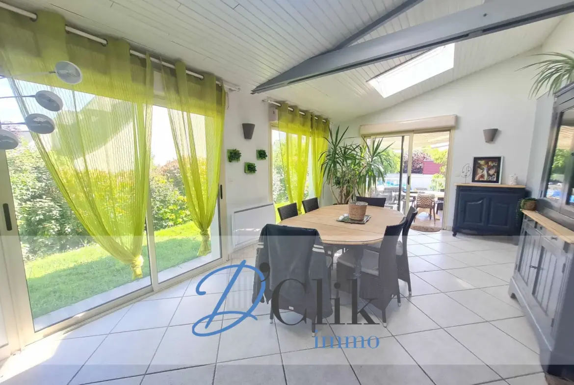 Maison de 103 m² à vendre à Changé avec piscine 