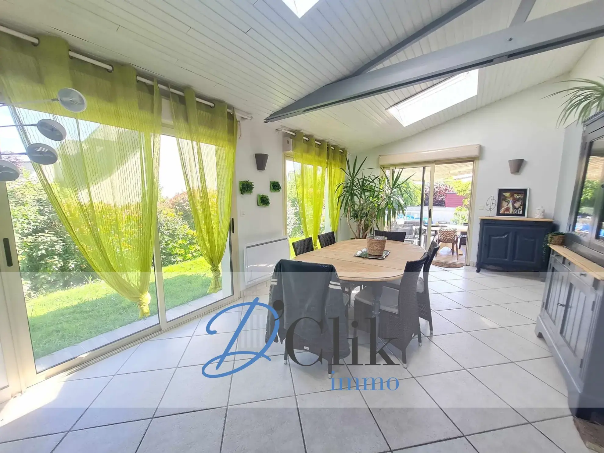 Maison de 103 m² à vendre à Changé avec piscine 