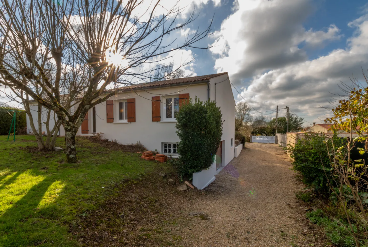 Maison T4 à rénover avec garage et jardin de 1500 m² à Saint-Savinien 