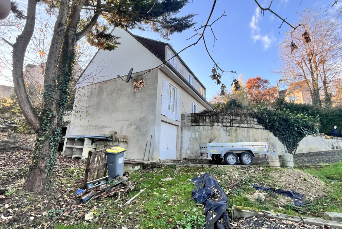 Maison à rénover avec jardin et sous-sol total à Étampes 