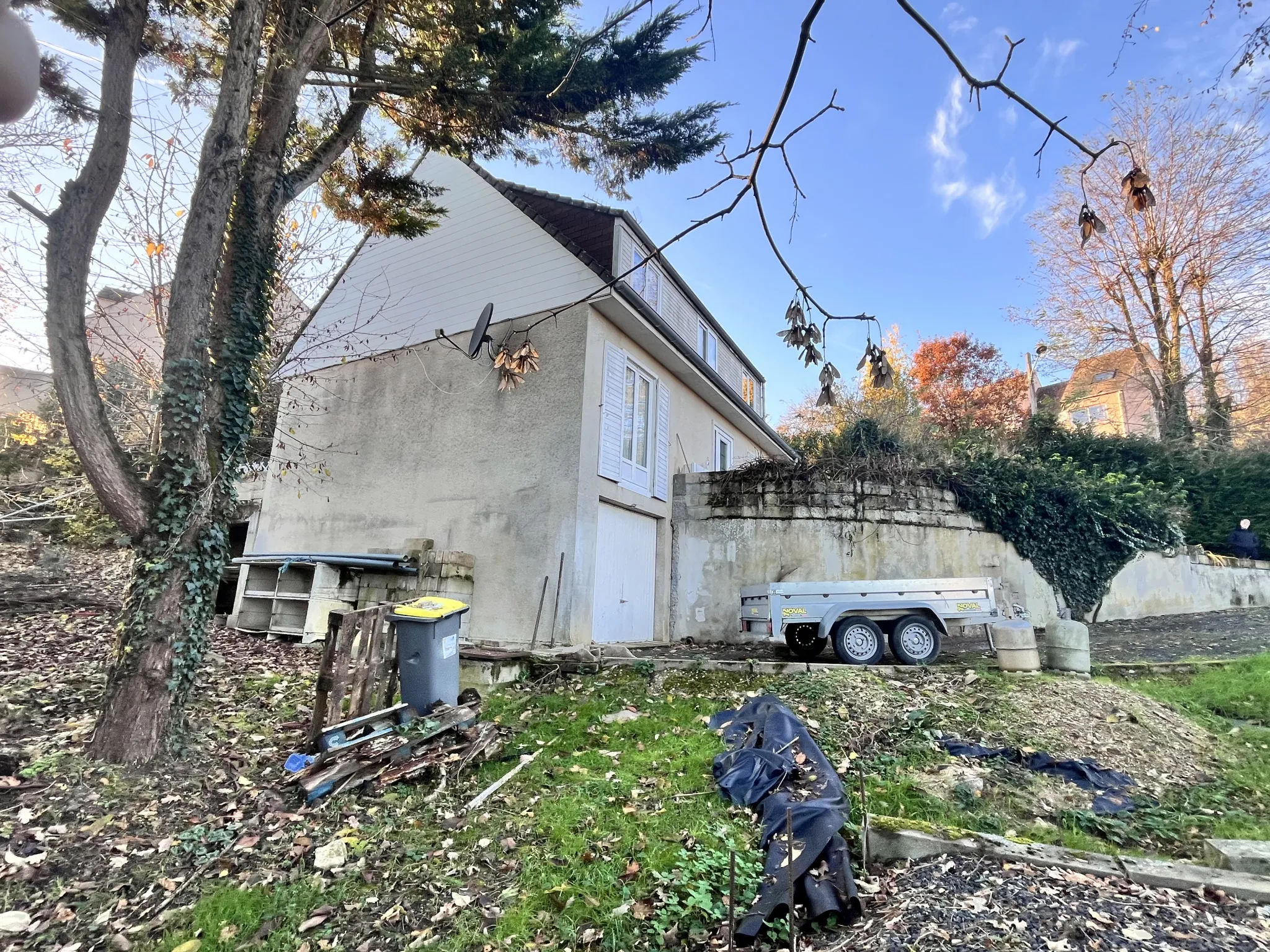 Maison à rénover avec jardin et sous-sol total à Étampes 