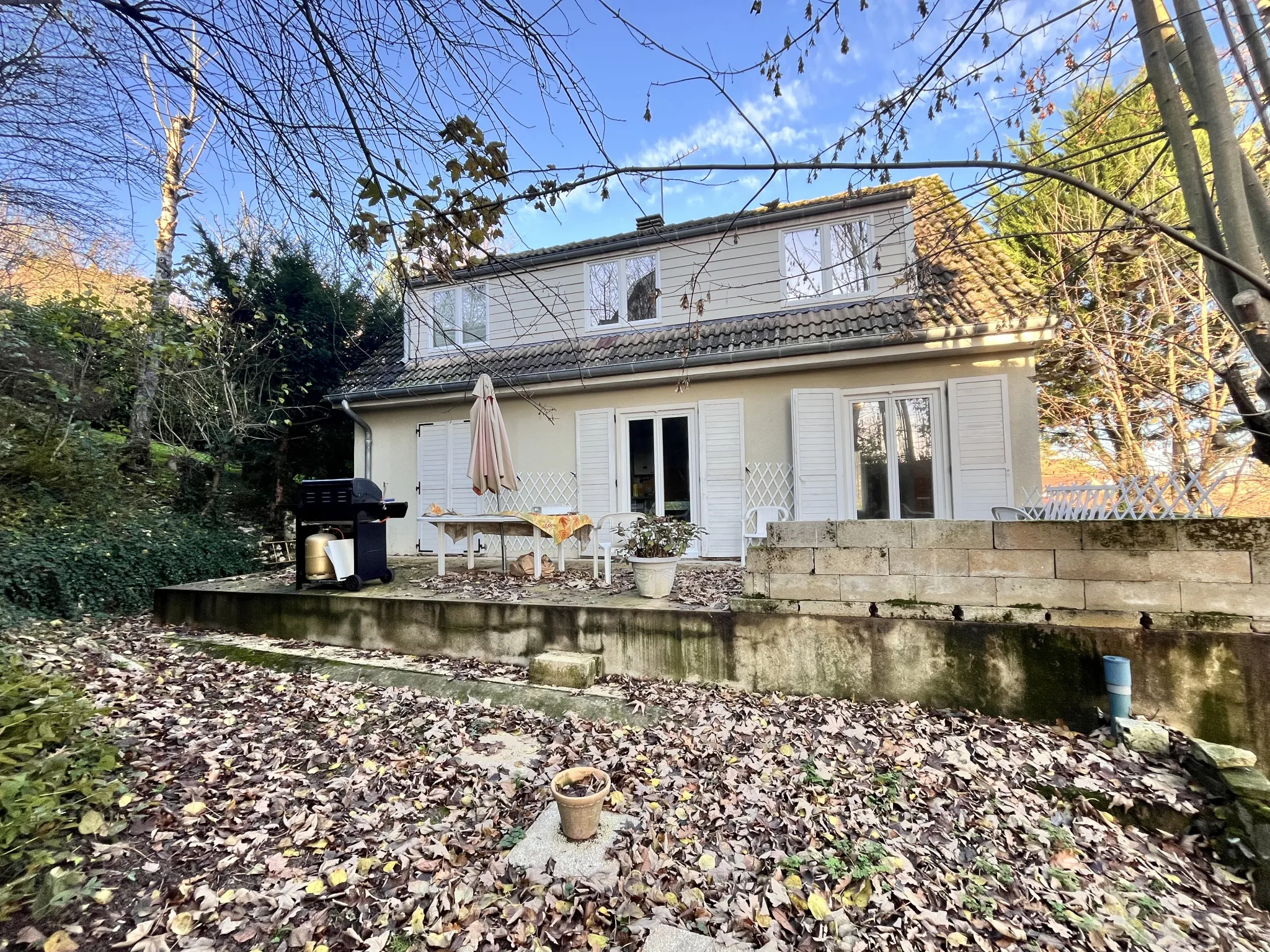 Maison à rénover avec jardin et sous-sol total à Étampes 