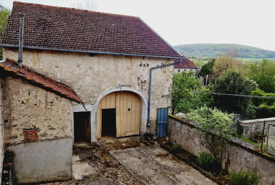 Maison de village en vente à Melay, 4 chambres, jardin et garage 