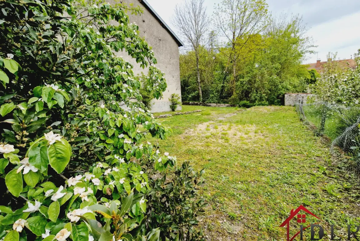 Maison de village en vente à Melay, 4 chambres, jardin et garage 