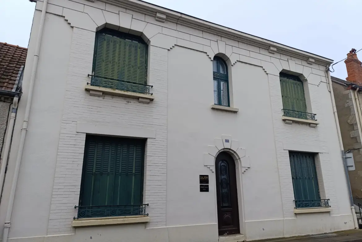 Maison de ville spacieuse à St Germain des Fosses avec 4 chambres 