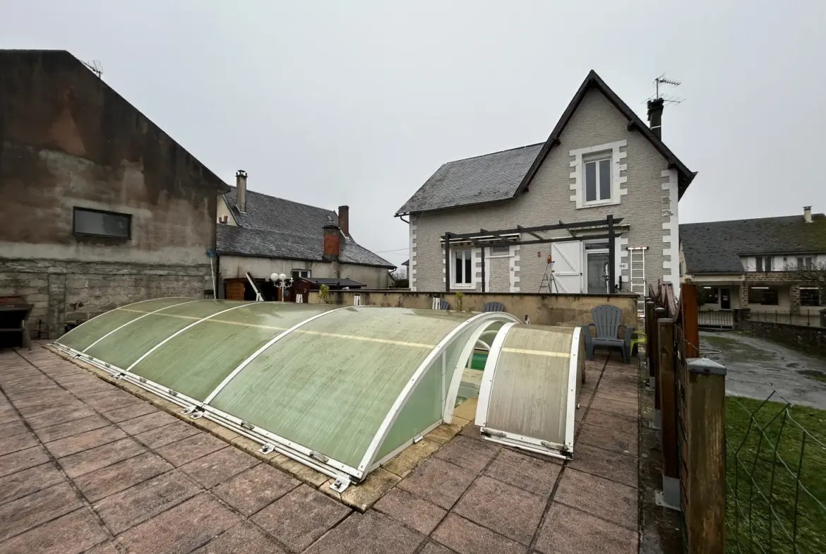 Maison à vendre à Saint Priest de Gimel en Corrèze avec piscine et garage 