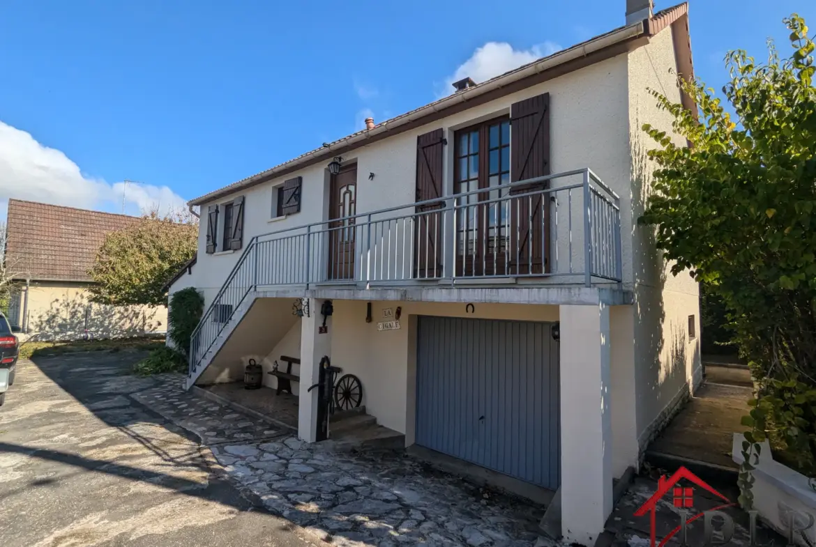 Pavillon à vendre à Mantoche avec 3 chambres et 2 garages 