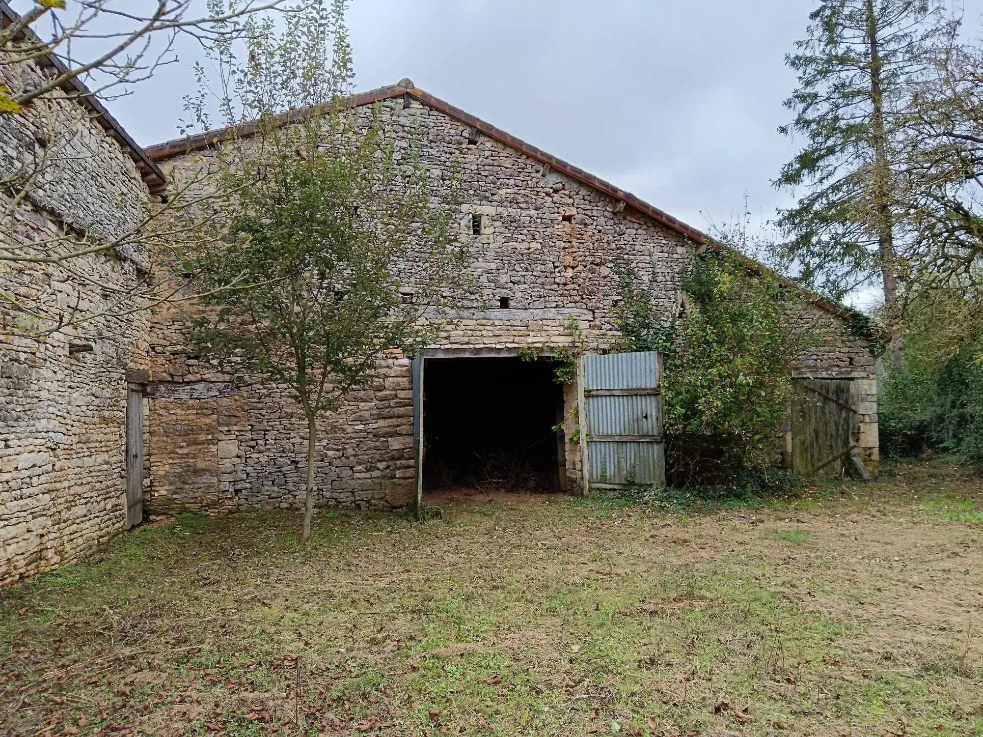 Maison de type longère à Messe avec 5 chambres à vendre 