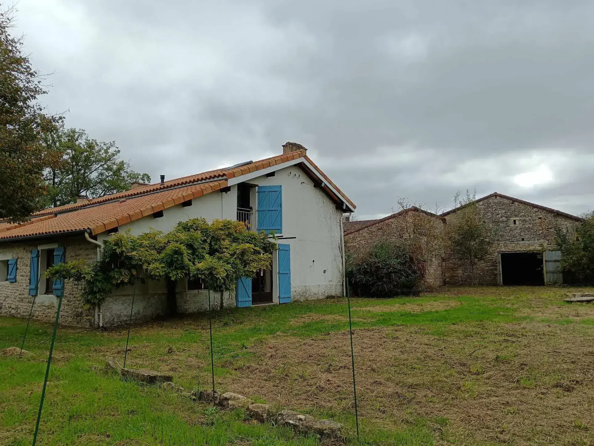 Maison de type longère à Messe avec 5 chambres à vendre 