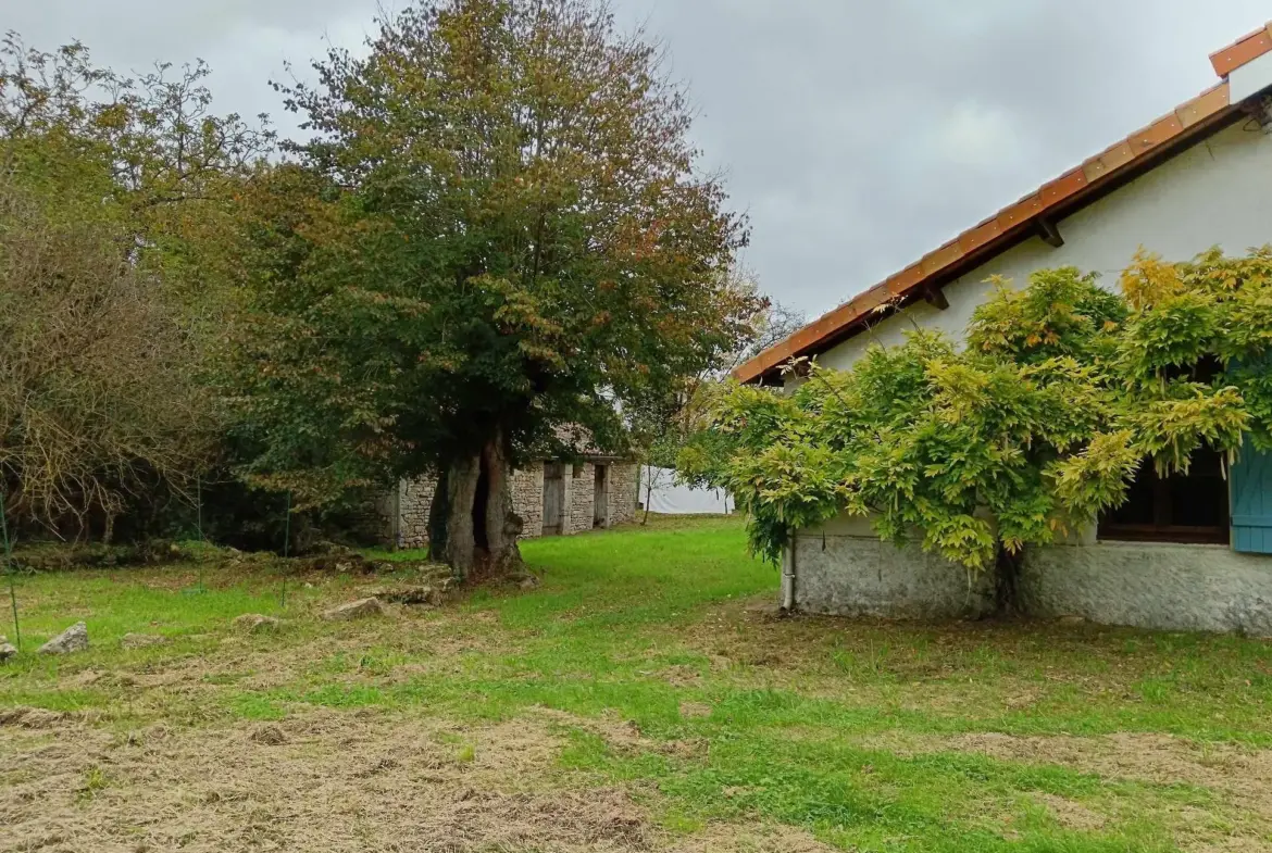 Maison de type longère à Messe avec 5 chambres à vendre 