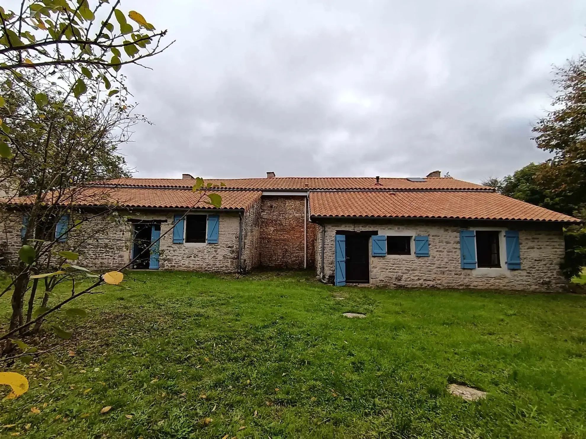 Maison de type longère à Messe avec 5 chambres à vendre 