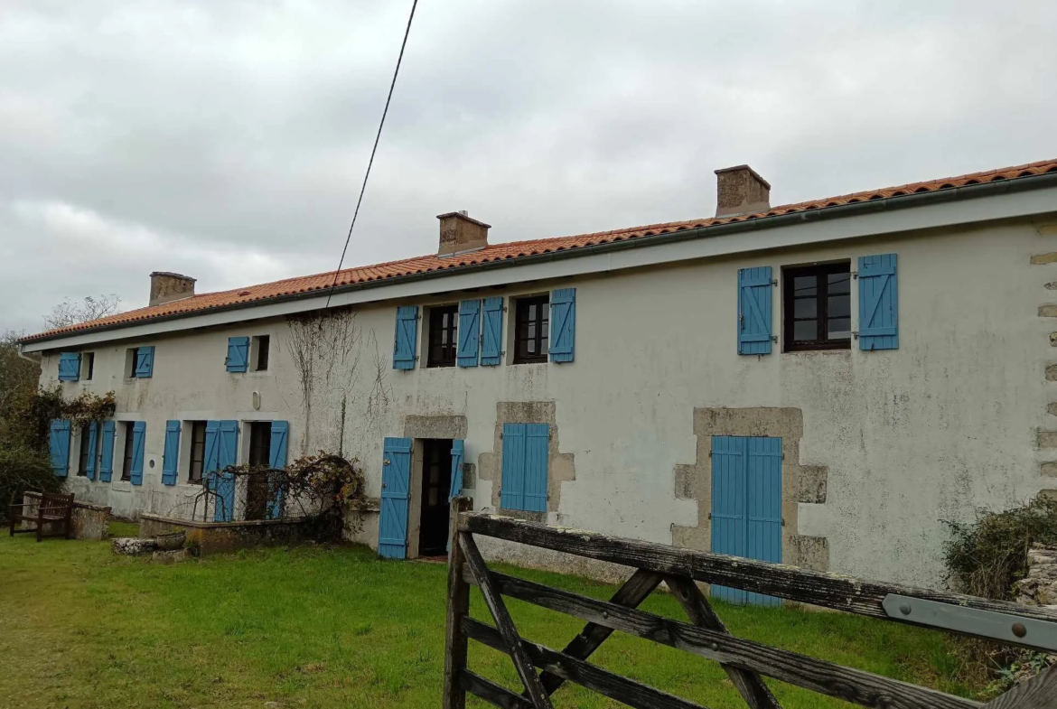 Maison de type longère à Messe avec 5 chambres à vendre 