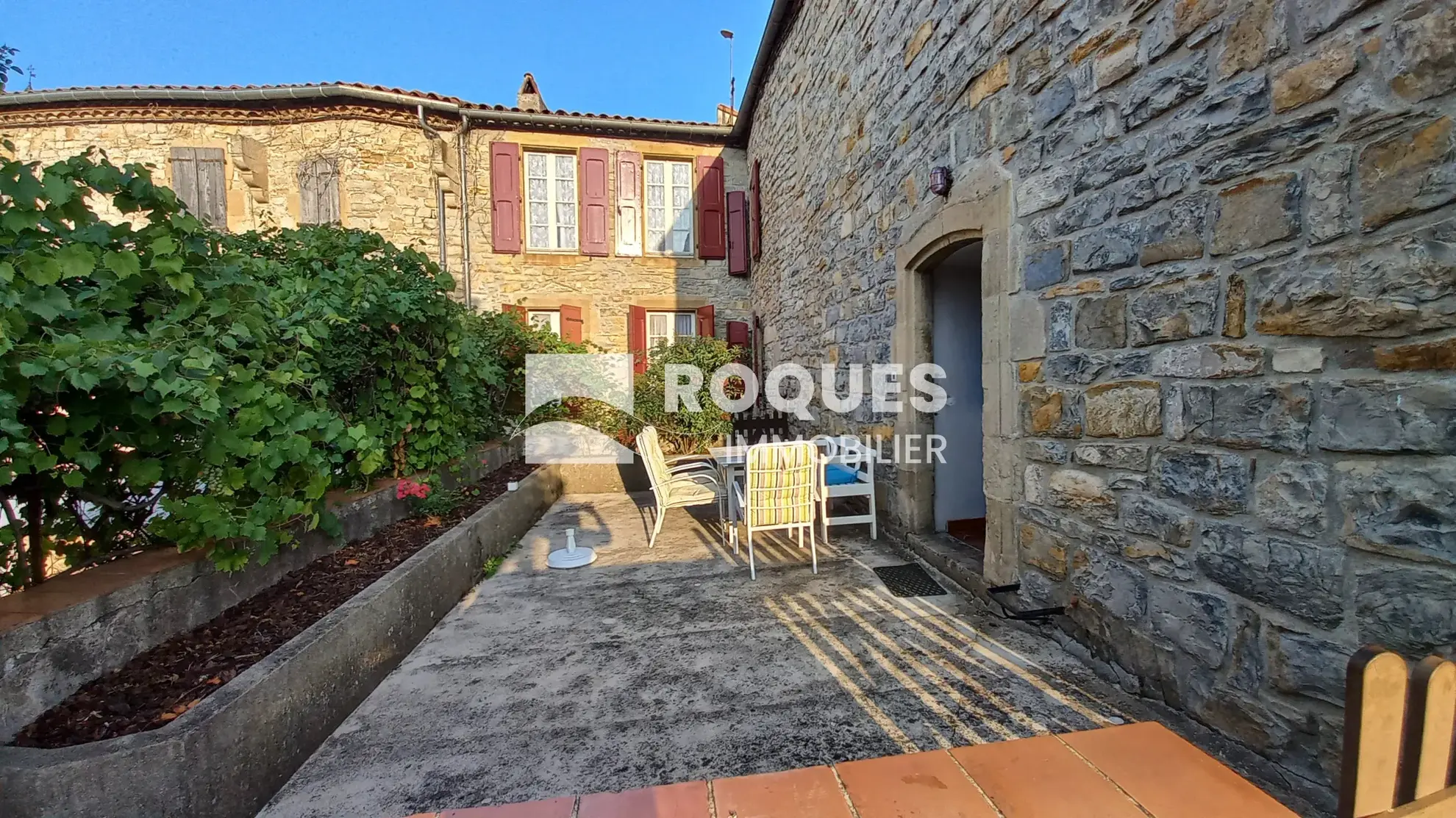 Belle maison en pierre à St Georges de Luzencon, 200 m² avec jardin 