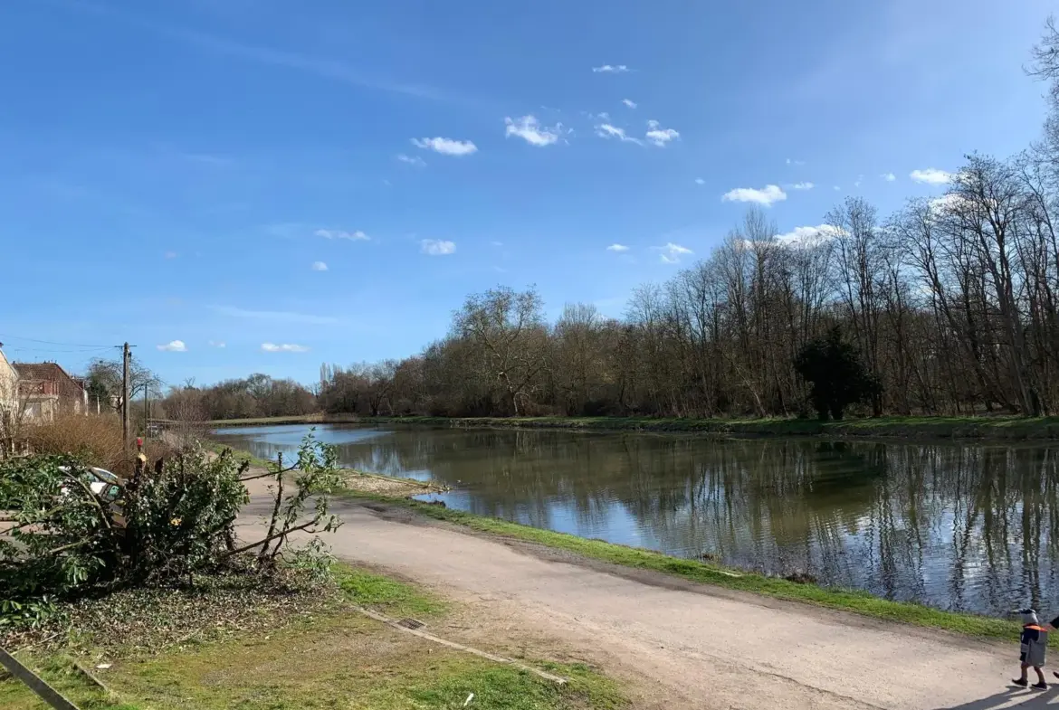 Immeuble avec commerces et appartement rénové à St Leger des Vignes 