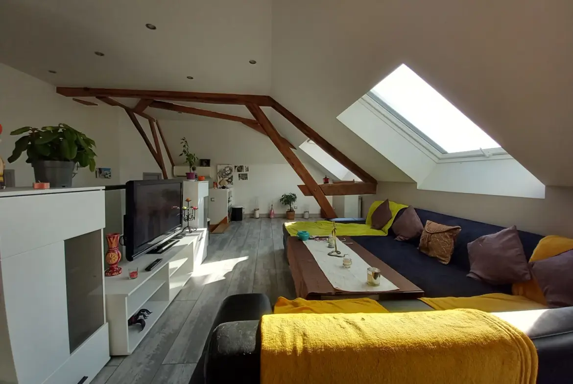 Immeuble avec commerces et appartement rénové à St Leger des Vignes 