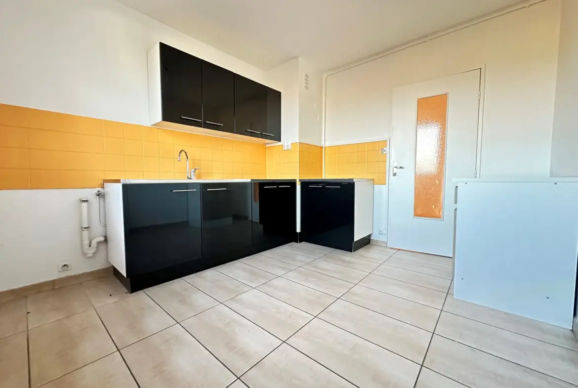 BELFORT - T3 à rénover avec balcon - 68,000 EUR 