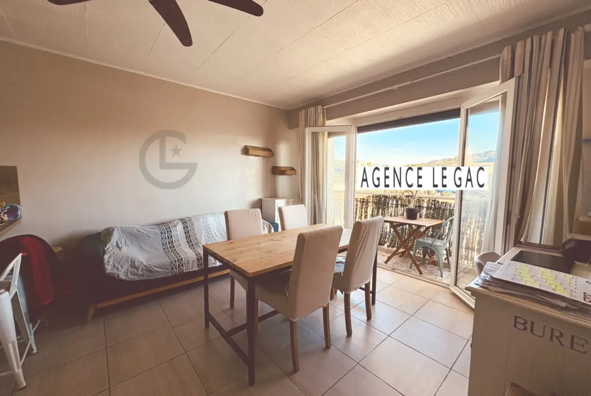 Appartement T2 avec balcon et vue dégagée à Ste Maxime 