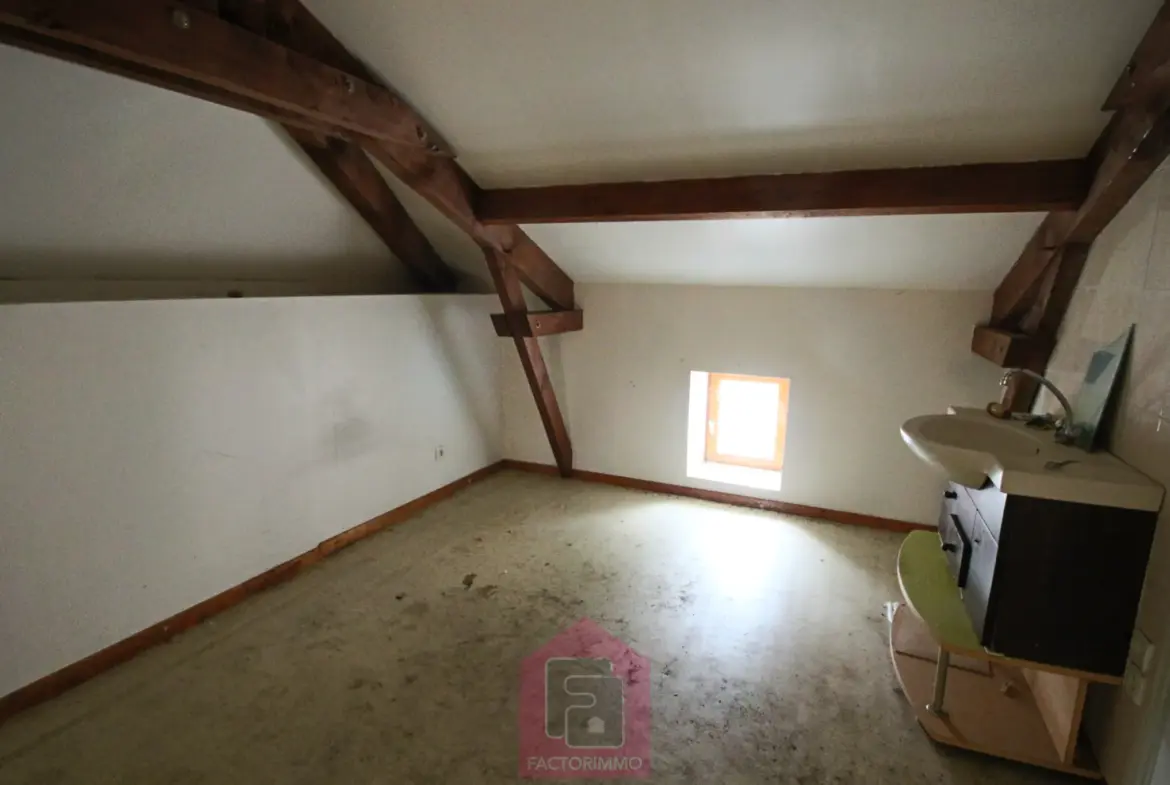 Maison à rénover avec possibilité de local commercial à Puy l'Eveque 