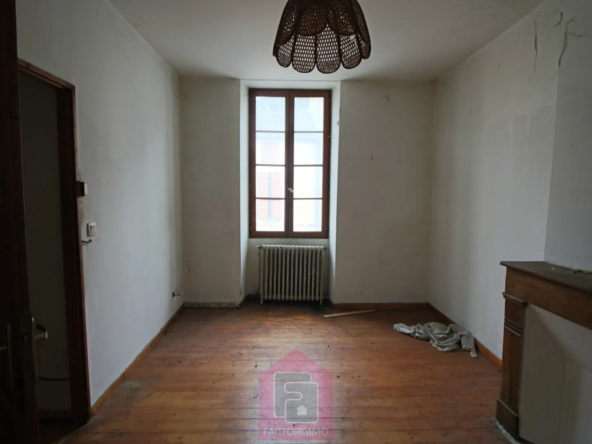 Maison à rénover avec possibilité de local commercial à Puy l'Eveque