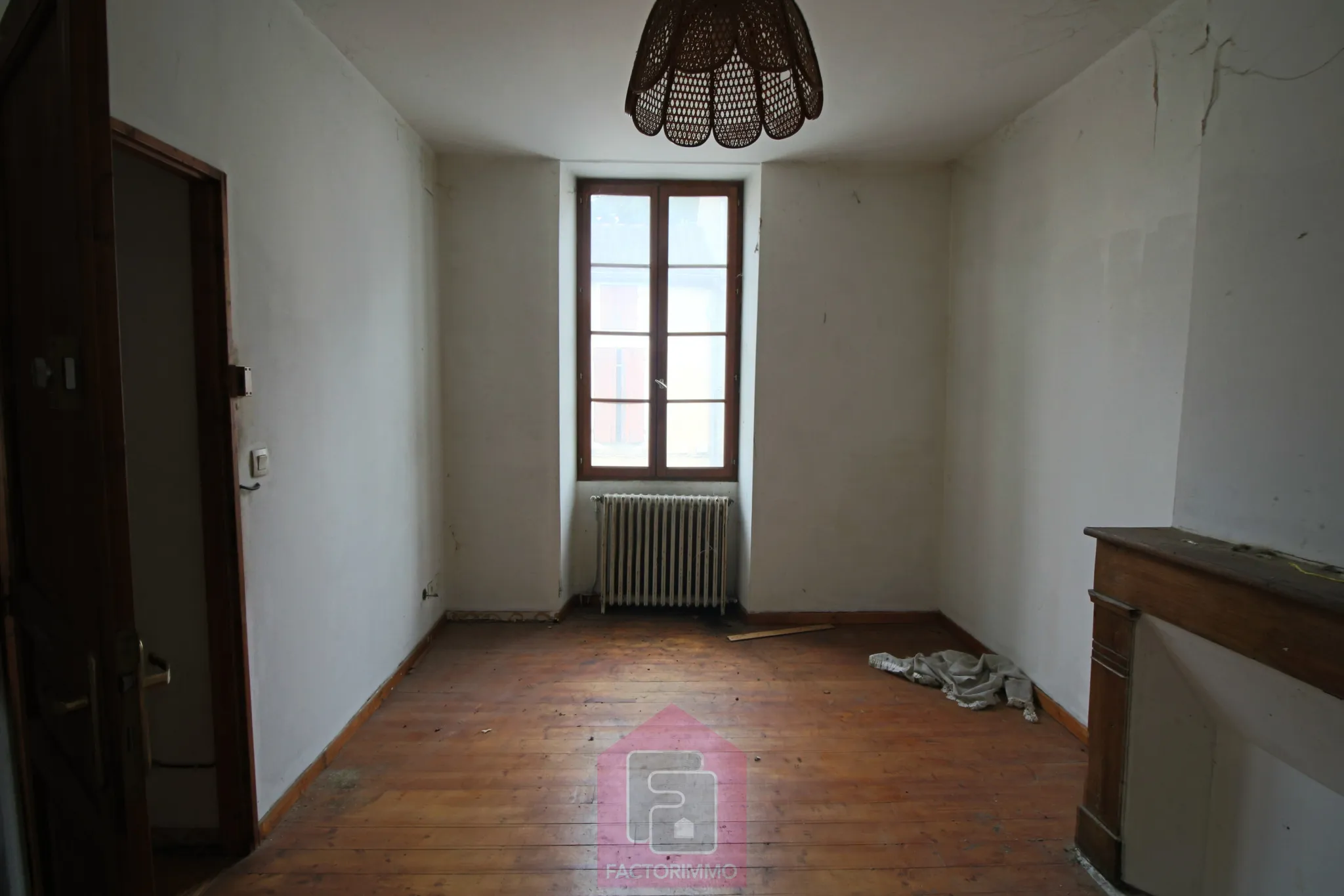 Maison à rénover avec possibilité de local commercial à Puy l'Eveque 