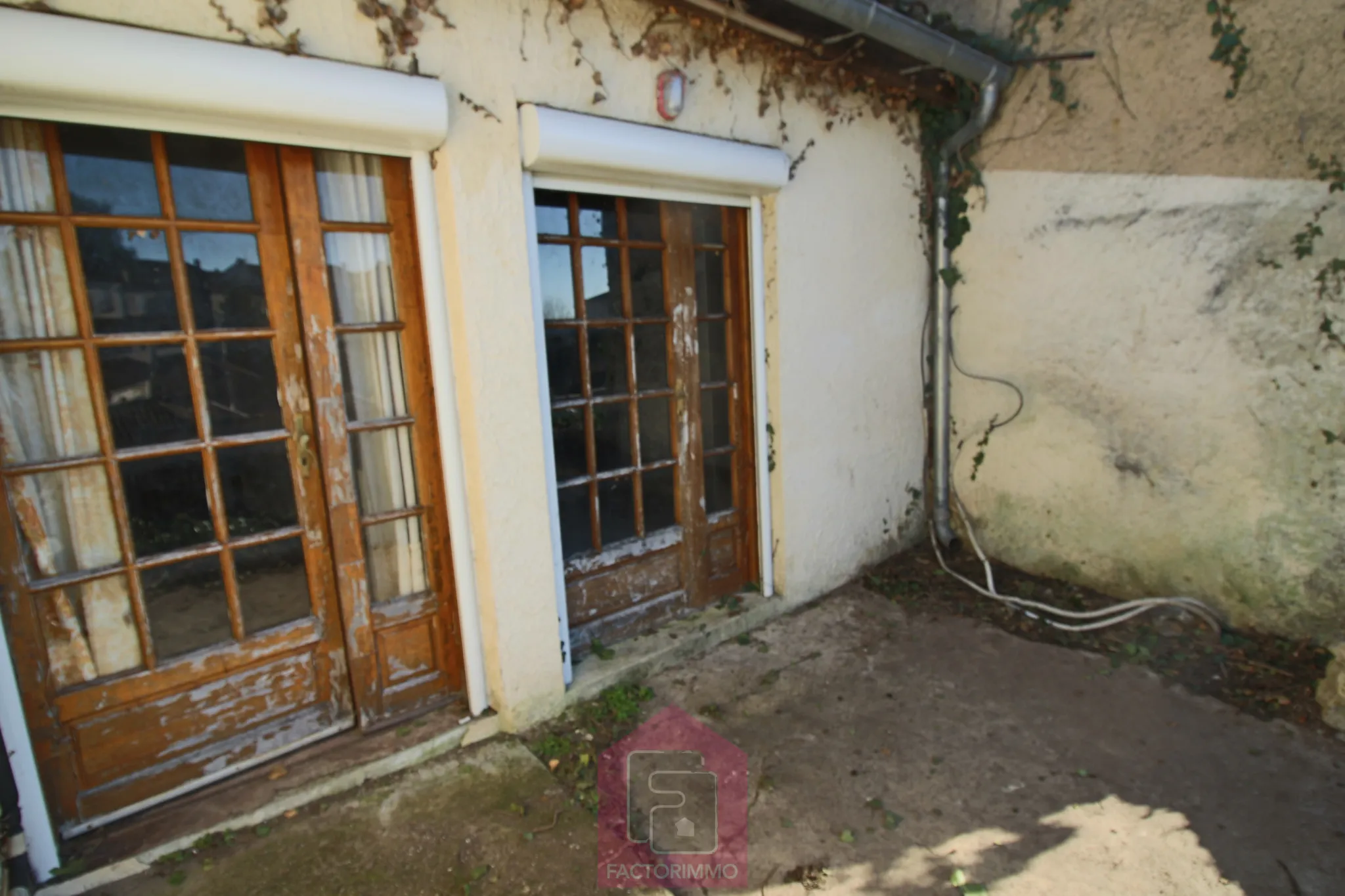 Maison à rénover avec possibilité de local commercial à Puy l'Eveque 