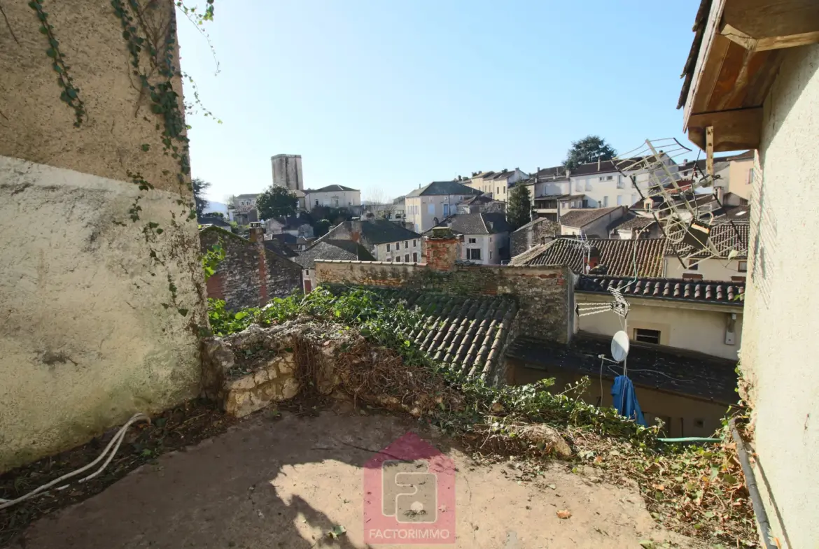 Maison à rénover avec possibilité de local commercial à Puy l'Eveque 