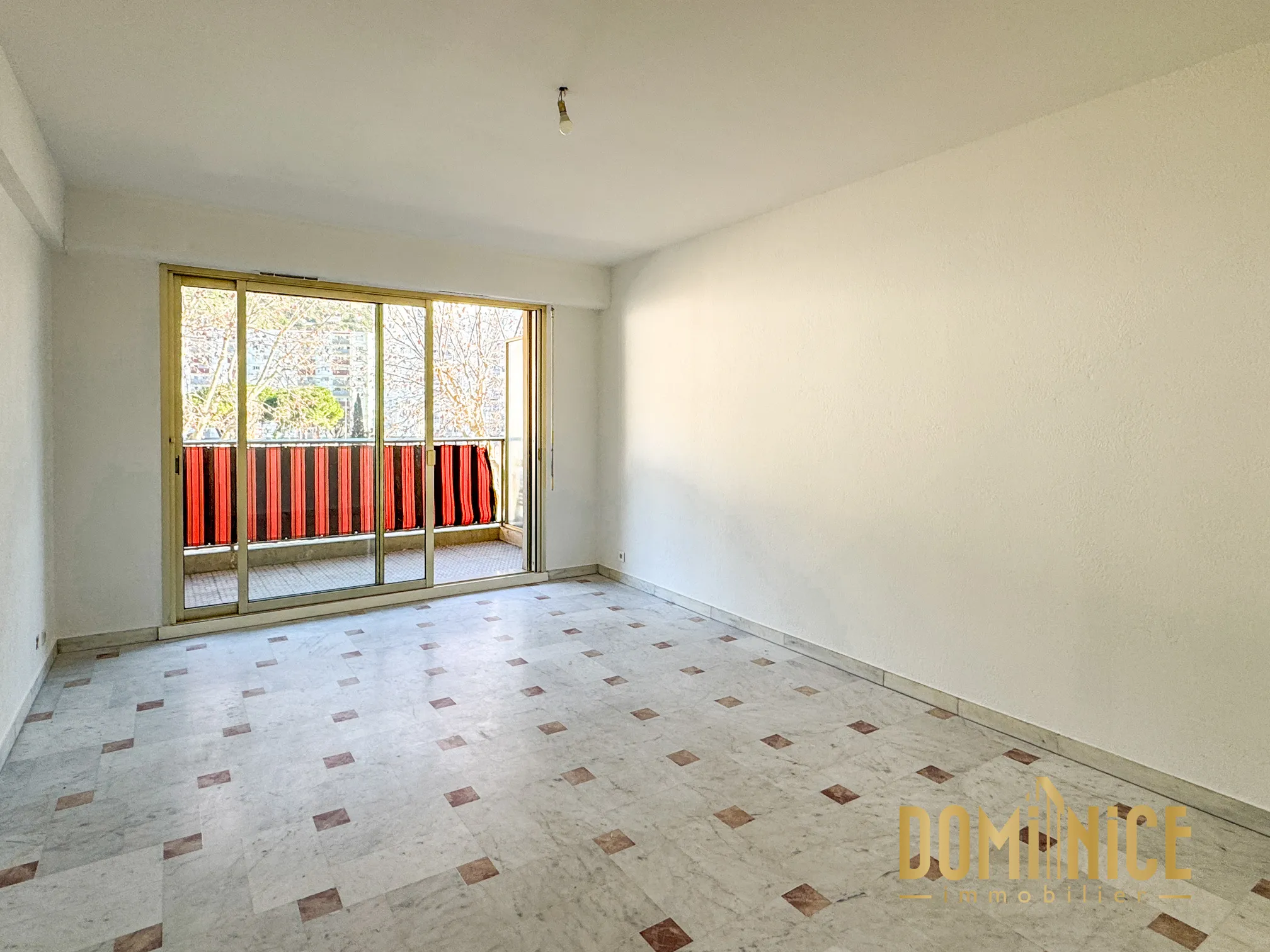 À vendre : Grand Studio F1 de 40 m² à Nice Pasteur avec terrasse 