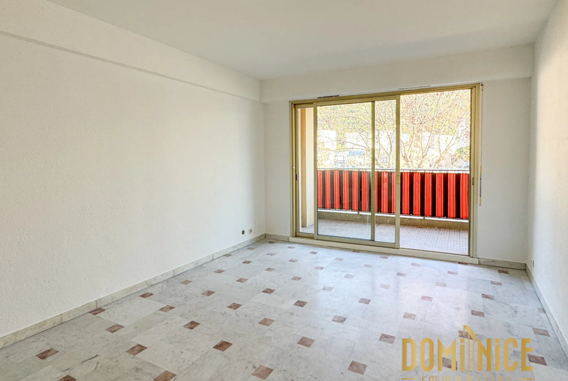 À vendre : Grand Studio F1 de 40 m² à Nice Pasteur avec terrasse 