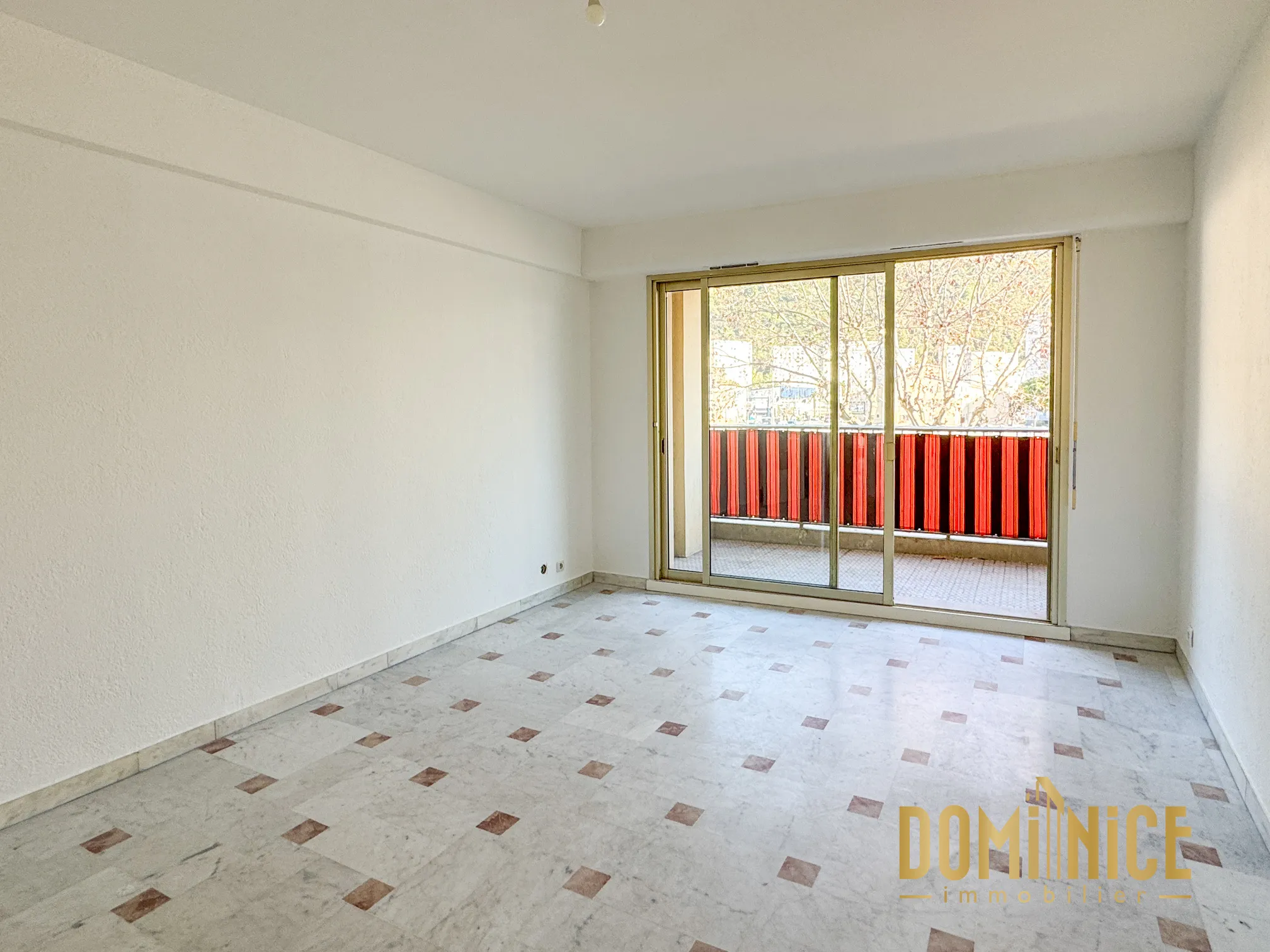 À vendre : Grand Studio F1 de 40 m² à Nice Pasteur avec terrasse 