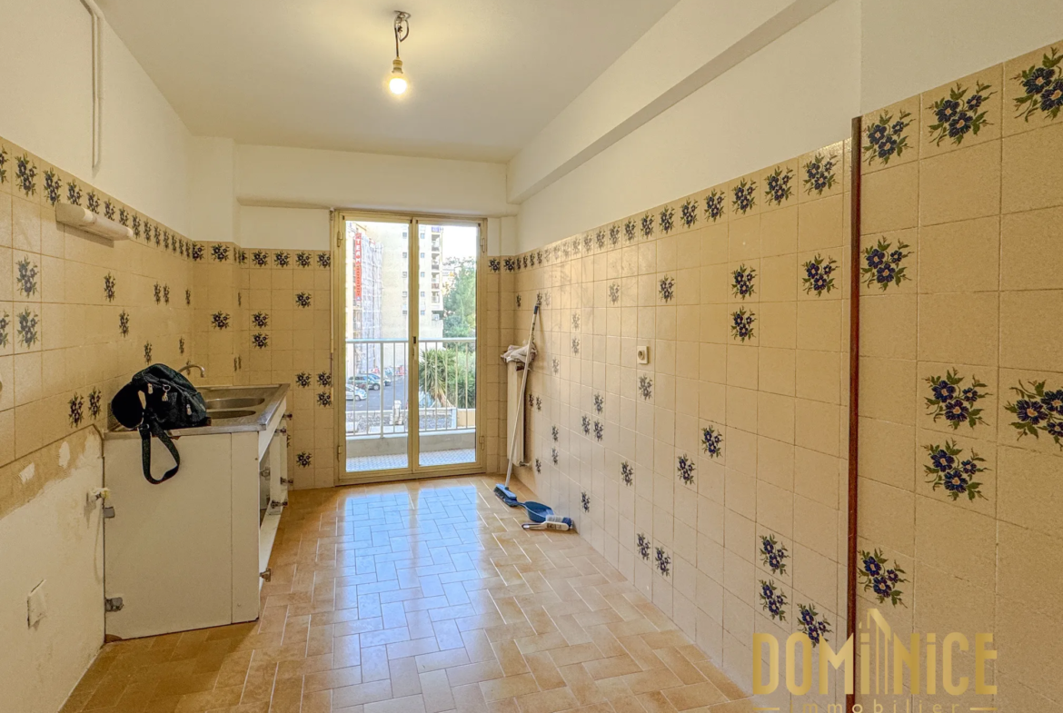 À vendre : Grand Studio F1 de 40 m² à Nice Pasteur avec terrasse 