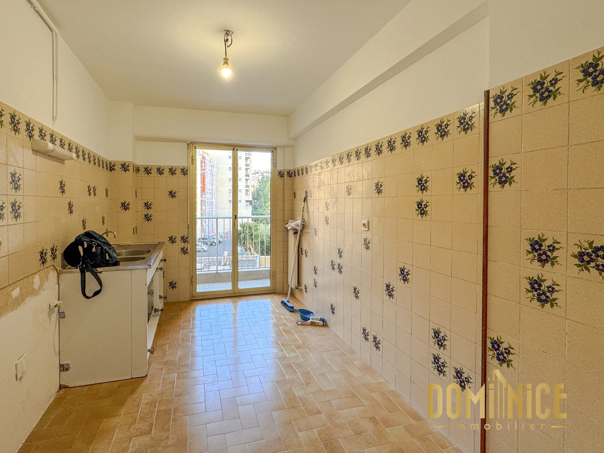 À vendre : Grand Studio F1 de 40 m² à Nice Pasteur avec terrasse 