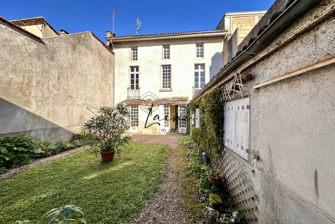 Maison en pierres à Sainte-Foy-la-Grande avec jardin et potentiel de rénovation 