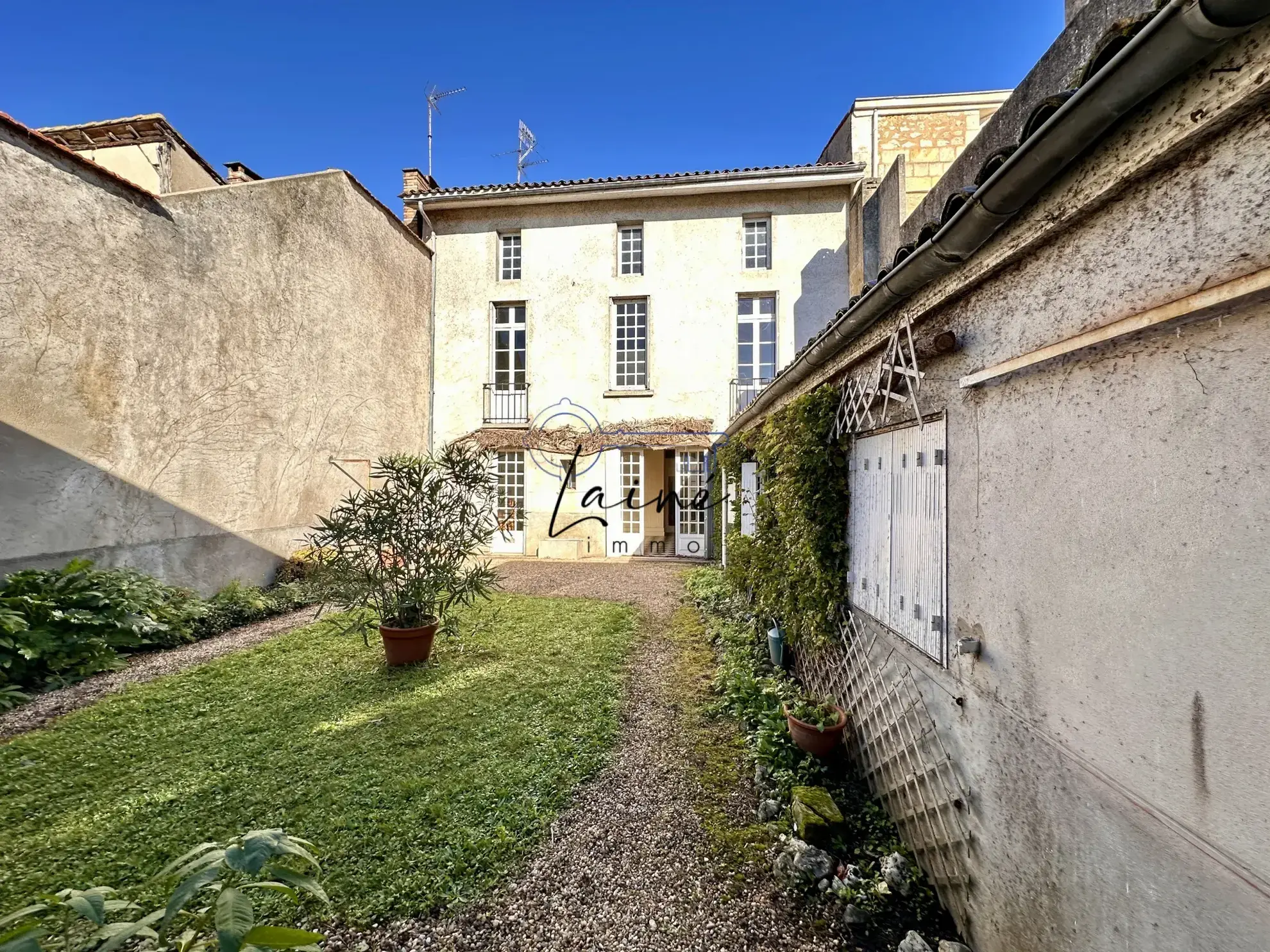 Maison en pierres à Sainte-Foy-la-Grande avec jardin et potentiel de rénovation 