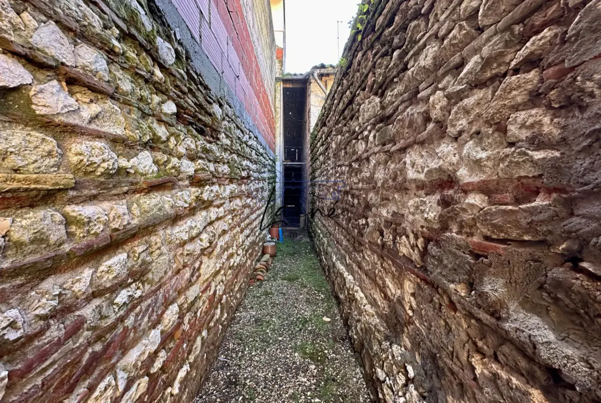 Maison en pierres à Sainte-Foy-la-Grande avec jardin et potentiel de rénovation 