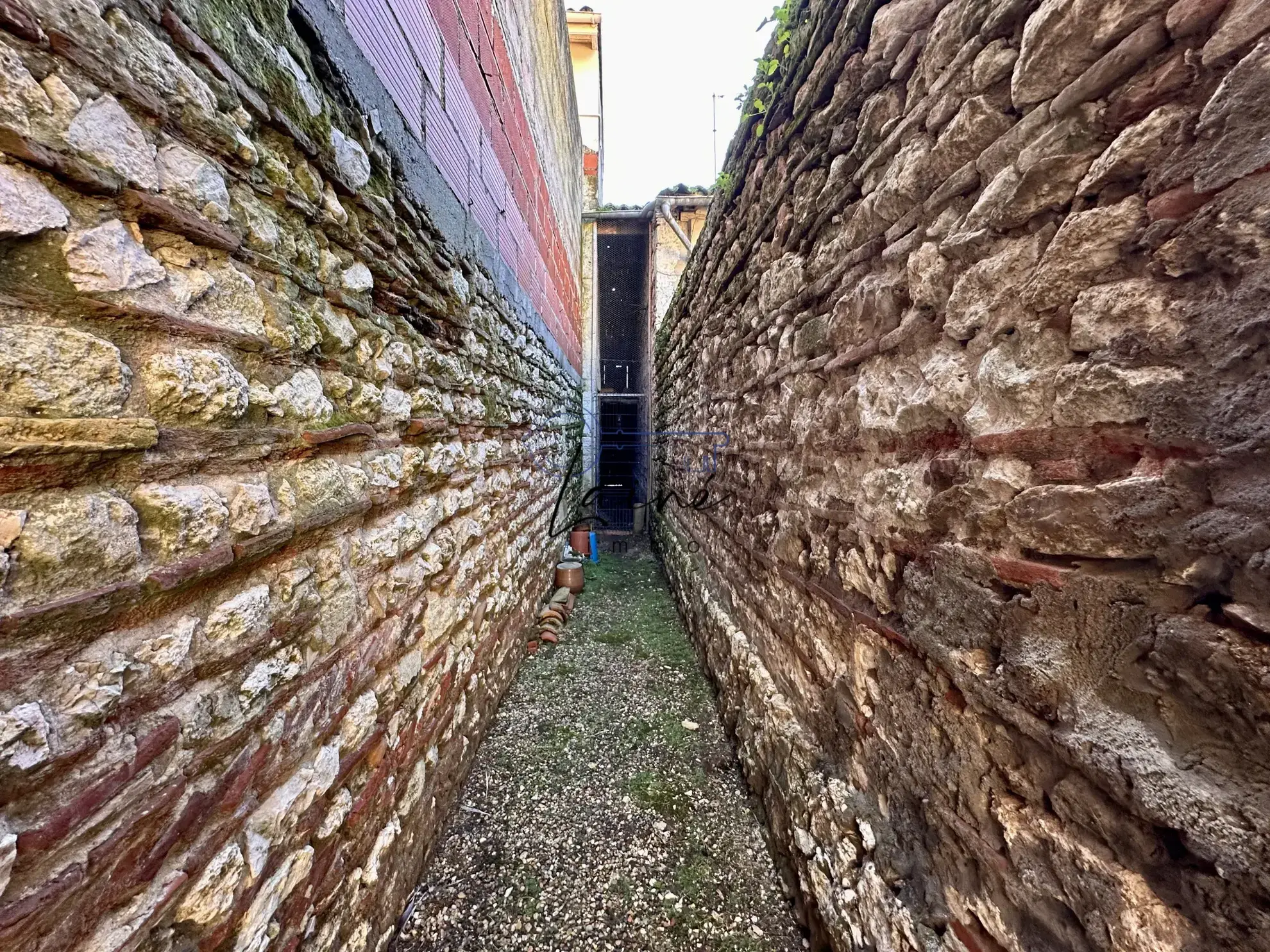 Maison en pierres à Sainte-Foy-la-Grande avec jardin et potentiel de rénovation 