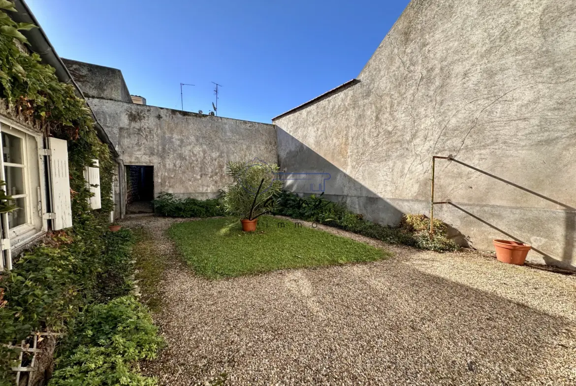 Maison en pierres à Sainte-Foy-la-Grande avec jardin et potentiel de rénovation 